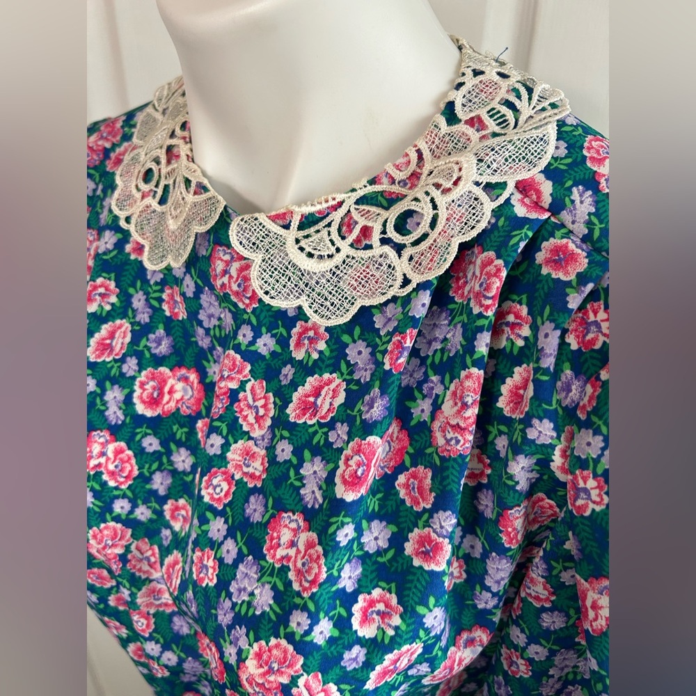 Breli Originals Vintage Floral Pleated Dress with Lace Collar - Picture 5 of 12